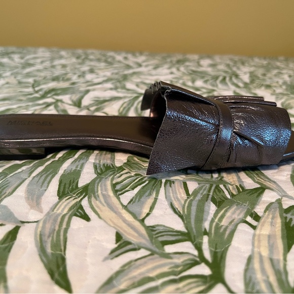 Michael Kors Silver Slide Sandals with Ruffle Detail, size 10 - Picture 3 of 4
